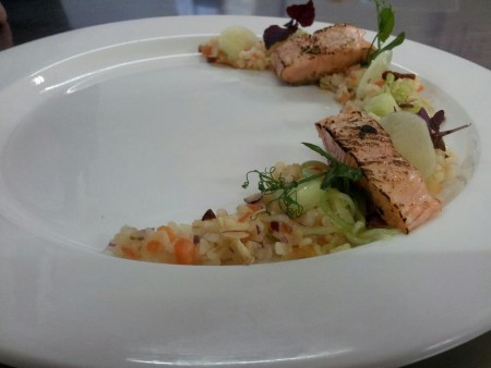 Taboulet salade, geroosterde zalm en zoetzure komkommer