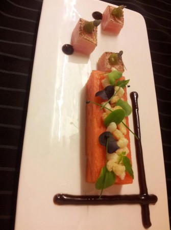 Watermeloen met geroosterde zalm, wasabi, kroepoek en stroop van ketjap